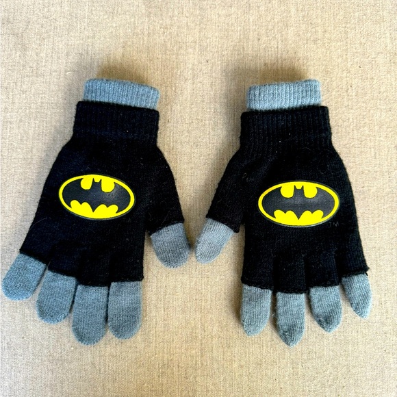 Batman Hat & Gloves, Size 4 and up - Picture 4 of 5